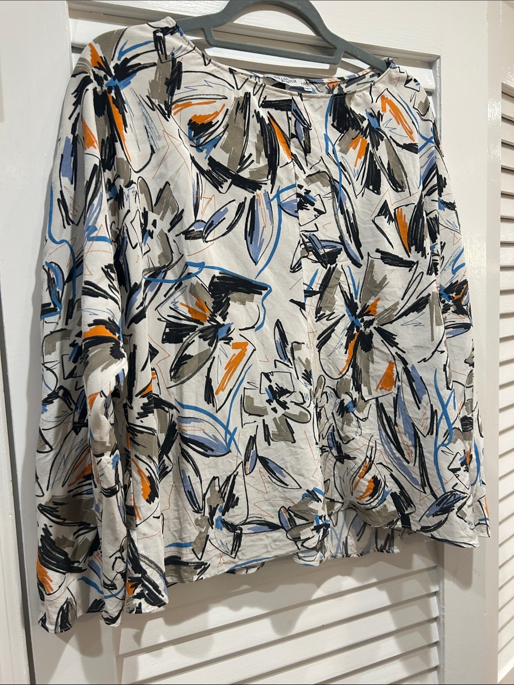 MM.LaFleur Cream Blouse with Blue, Black & Orange Brushstrokes 100% silk - Picture 4 of 5